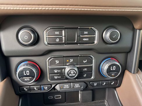 Used 2023 Chevrolet Suburban High Country w/ Advanced Technology Package RWD image 29