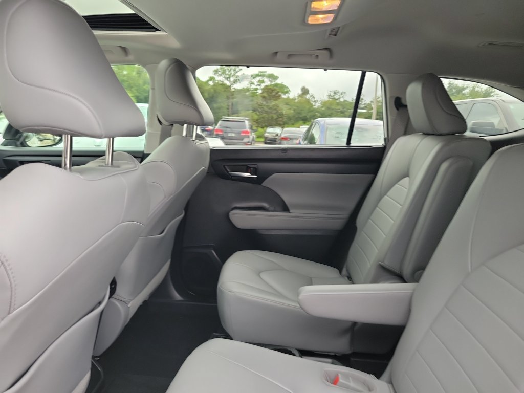 Used 2021 Toyota Highlander XLE FWD image 25
