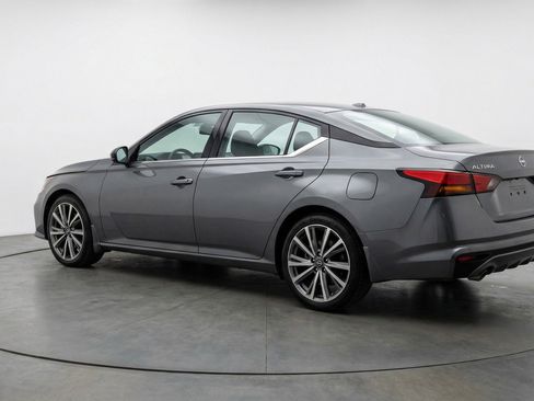 Used 2025 Nissan Altima 2.5 SV FWD image 6