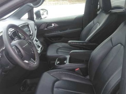 Certified 2025 Chrysler Pacifica Select FWD image 6