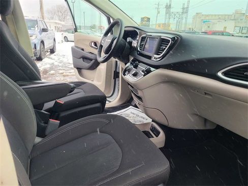 Used 2024 Chrysler Voyager LX image 15
