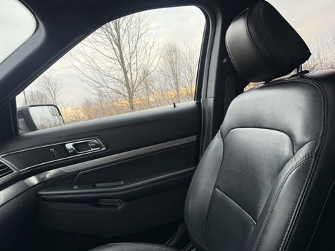 Used 2018 Ford Explorer XLT w/ Equipment Group 202A image 13
