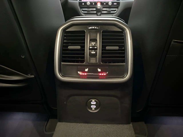 Used 2023 Porsche Macan AWD/4WD image 36