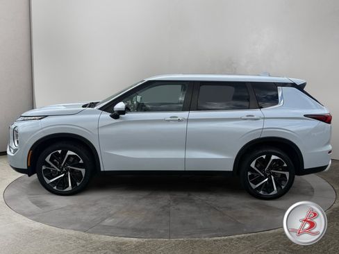 Used 2023 Mitsubishi Outlander SE AWD/4WD image 4