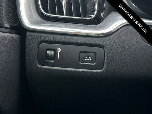 Used 2019 Volvo XC60 T5 Momentum w/ Multimedia Package image 29