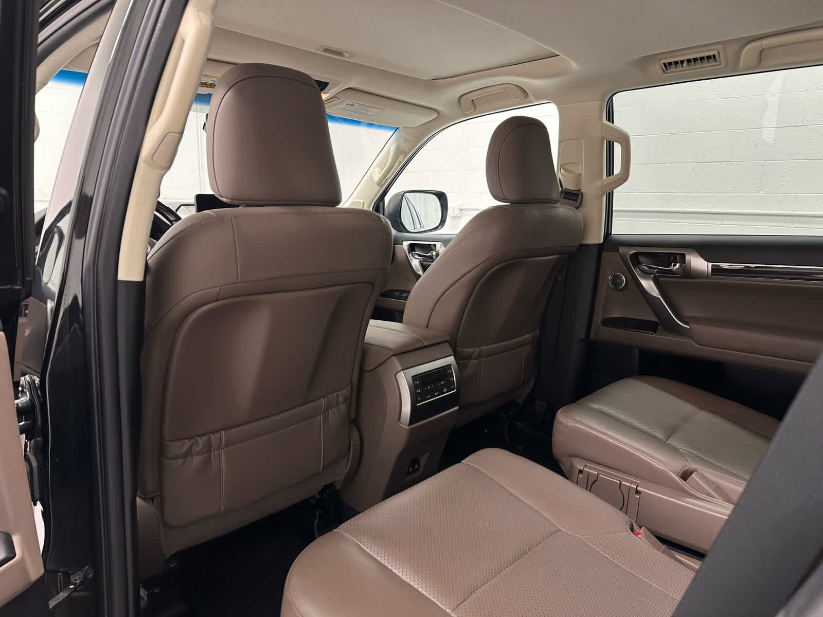 Used 2022 Lexus GX 460 Luxury w/ Sport Design Package AWD/4WD image 14