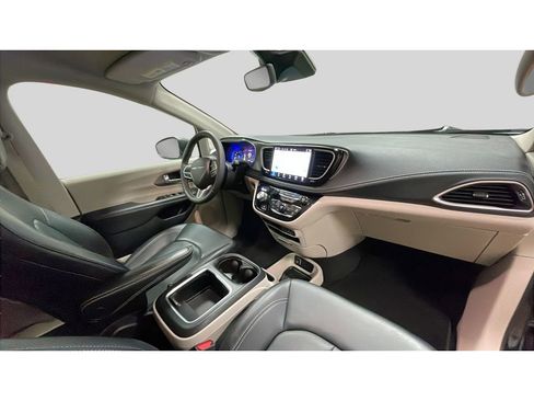 Used 2023 Chrysler Pacifica Touring-L image 17