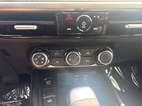 Used 2025 Nissan Kicks SV AWD/4WD image 11