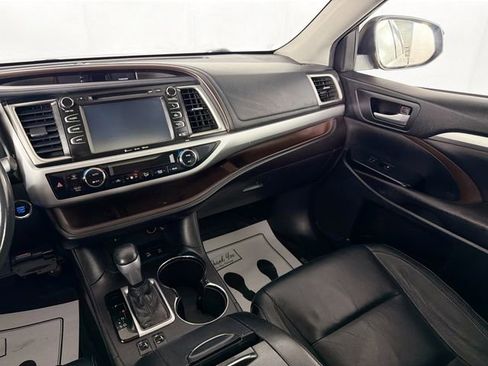 Used 2016 Toyota Highlander XLE AWD/4WD image 23
