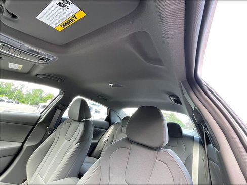 Used 2025 Hyundai Elantra SE FWD image 7