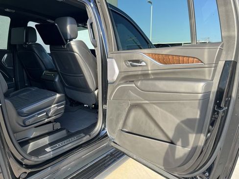 Used 2022 Cadillac Escalade ESV Premium Luxury Platinum image 25