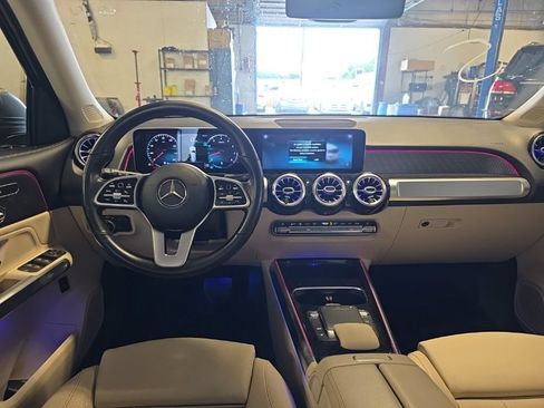 Used 2021 Mercedes-Benz GLB 250 4MATIC w/ Premium Package image 4