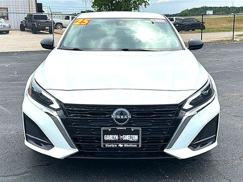 Used 2025 Nissan Altima 2.5 SV FWD image 11