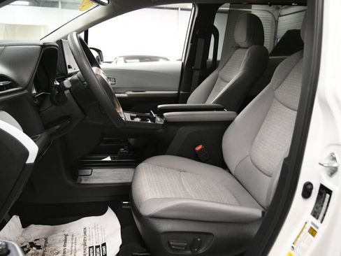 Certified 2025 Toyota Sienna LE image 9
