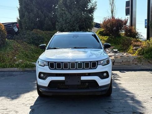 Used 2024 Jeep Compass Latitude AWD/4WD image 2