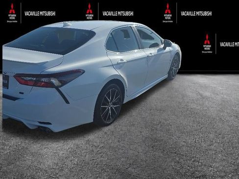 Used 2022 Toyota Camry SE FWD image 3
