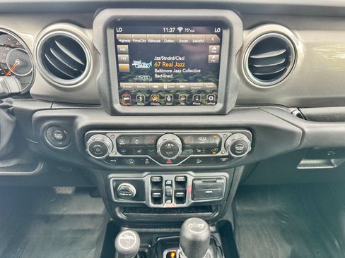 Used 2019 Jeep Wrangler Unlimited Sahara AWD/4WD image 18