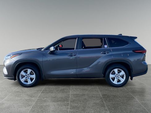 Used 2024 Toyota Highlander LE AWD/4WD image 2