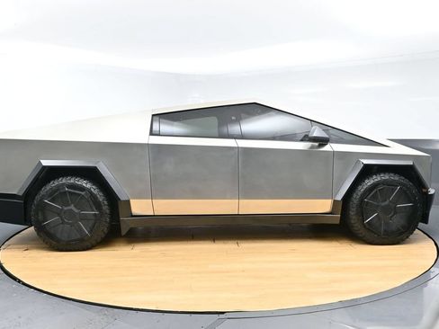 Used 2024 Tesla Cybertruck AWD Crew Cab image 7