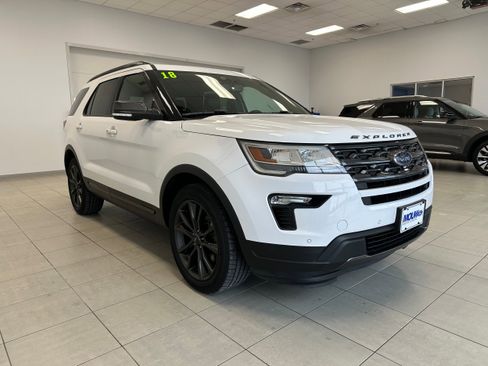 Used 2018 Ford Explorer XLT w/ Equipment Group 202A image 4