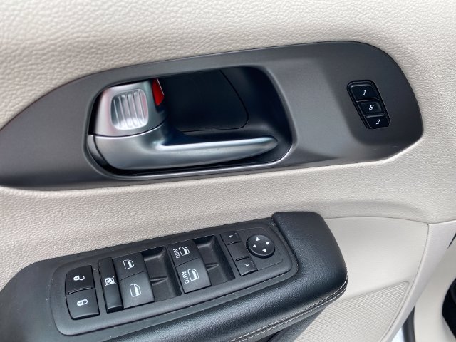 Used 2024 Chrysler Pacifica Limited FWD image 16