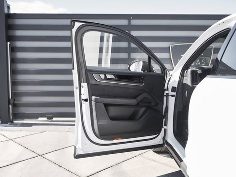 Used 2024 Porsche Cayenne Turbo GT image 31