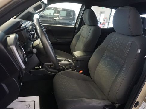 Used 2017 Toyota Tacoma TRD Off-Road AWD/4WD image 19