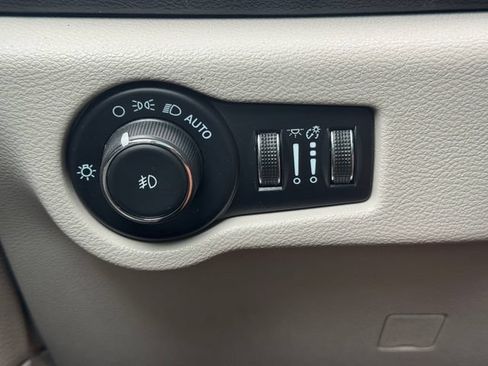 Certified 2024 Chrysler Pacifica Touring-L FWD image 24