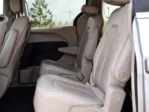 Used 2021 Chrysler Pacifica Touring-L w/ Uconnect Theater Family Group image 14