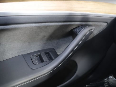 Used 2024 Tesla Model Y Long Range AWD/4WD image 26