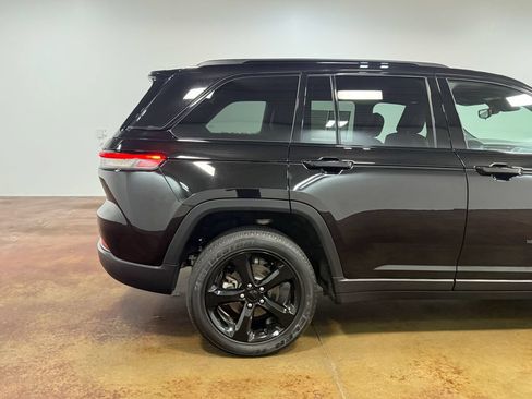 Used 2024 Jeep Grand Cherokee Altitude AWD/4WD image 33