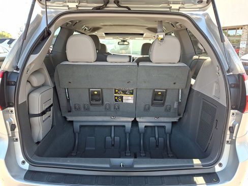 Used 2019 Toyota Sienna XLE w/ XLE Navigation Package FWD image 29