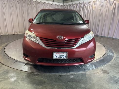Used 2017 Toyota Sienna LE image 2