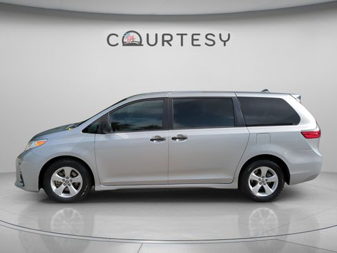 Used 2020 Toyota Sienna L FWD image 4