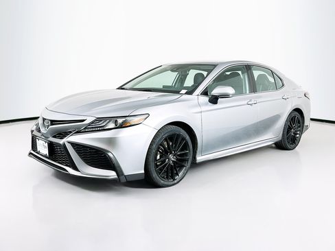 Used 2023 Toyota Camry XSE FWD image 3