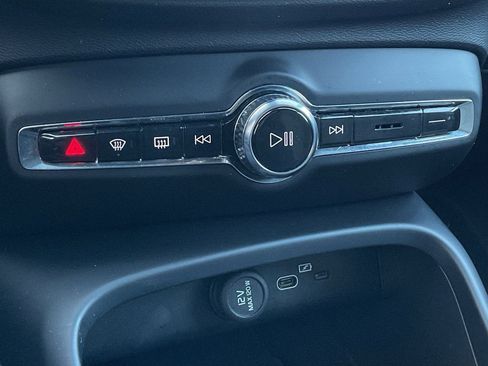 Used 2024 Volvo XC40 B5 Core image 31