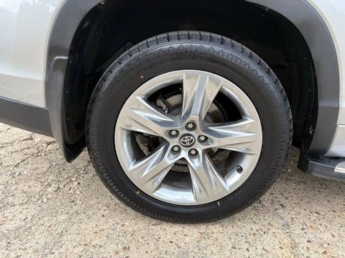Used 2019 Toyota Highlander Limited FWD image 9