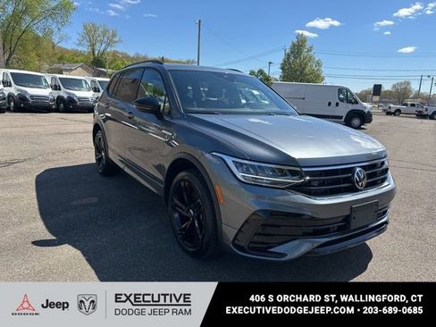Used 2023 Volkswagen Tiguan SE R-Line AWD/4WD image 2