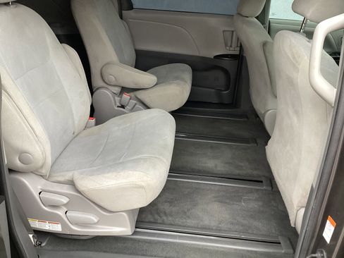Used 2015 Toyota Sienna L image 13