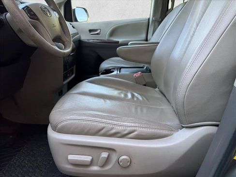 Used 2011 Toyota Sienna XLE w/ Premium Pkg FWD image 12