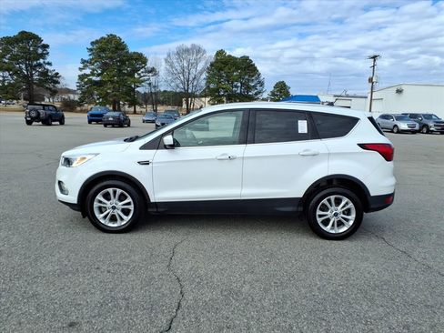Used 2019 Ford Escape SE image 2