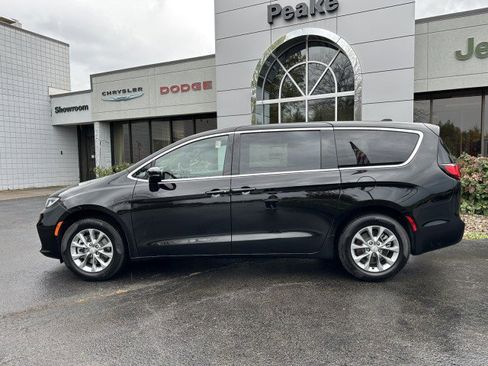 New 2026 Chrysler Pacifica Select image 3
