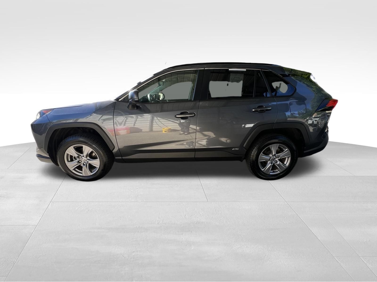 Used 2022 Toyota RAV4 LE AWD/4WD image 9