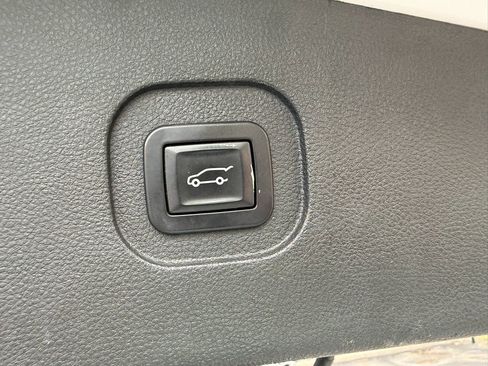 Used 2017 Chevrolet Equinox Premier w/ Enhanced Convenience Package FWD image 23