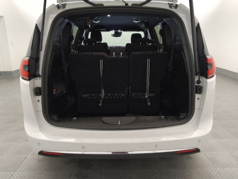 Used 2024 Chrysler Pacifica Touring FWD image 29
