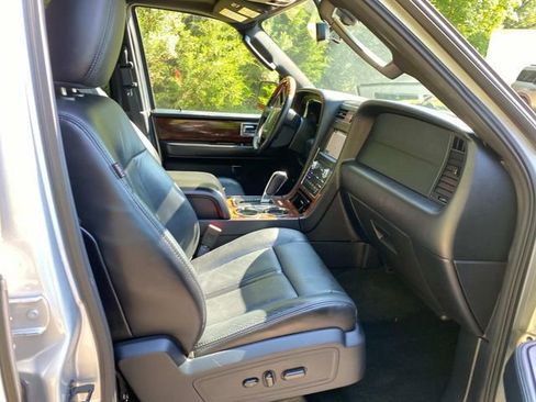 Used 2016 Lincoln Navigator Select RWD image 34