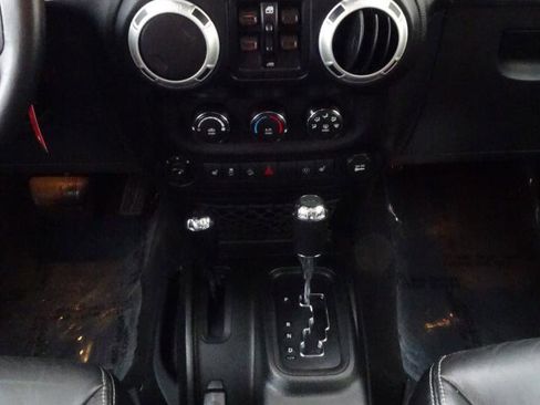 Used 2018 Jeep Wrangler Unlimited Sahara w/ Connectivity Group AWD/4WD image 16