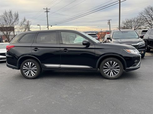 Used 2020 Mitsubishi Outlander SE image 2