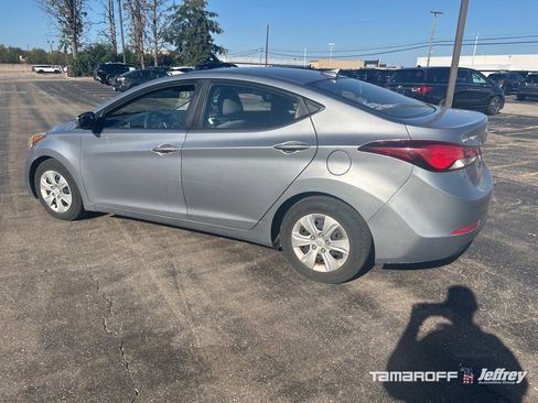 Used 2016 Hyundai Elantra SE image 2