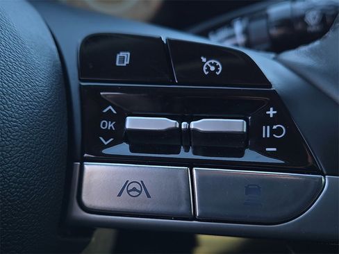 Used 2023 Hyundai Elantra SEL w/ Convenience Package image 17